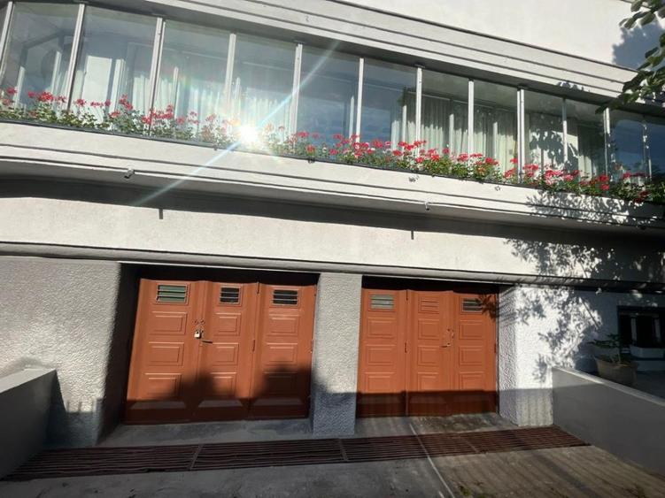 Vanzare jumatate vila arhitectura modernista Cotroceni cu 2 garaje terasa 54mp