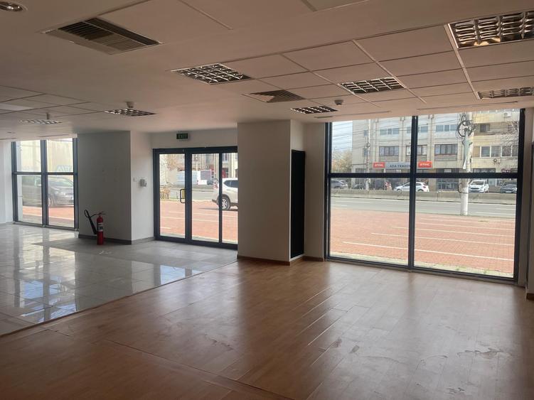 Cladire de birouri si spatii comerciale P+4E, stradal la DN1