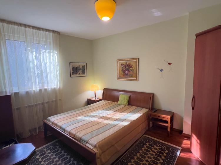 Parter în vilă cu grădină.