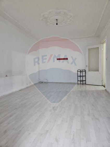Apartament cu 2 camere decomandat de vanzare, etaj 1, zona Milcov