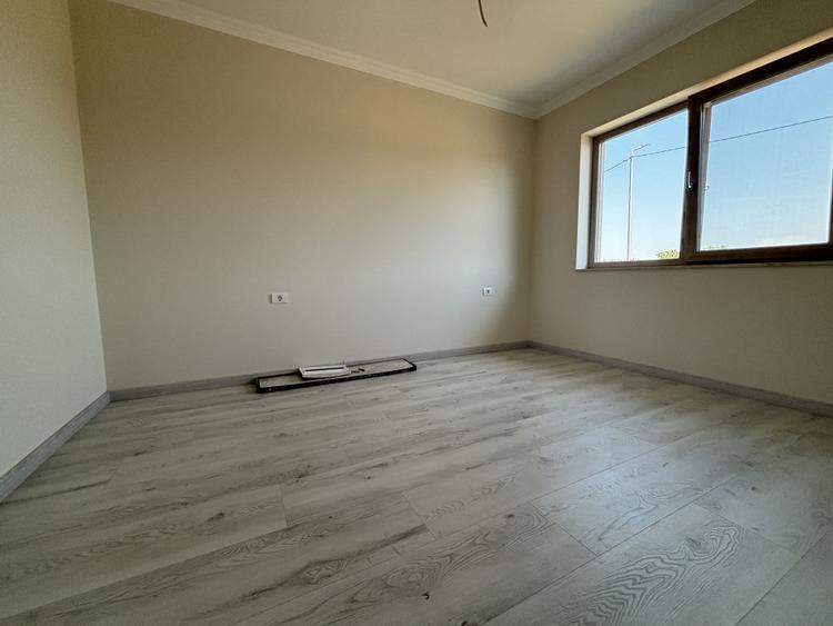 Casa 5 camere, 142mp, 300mp teren, despartita prin GARAJ in Giroc