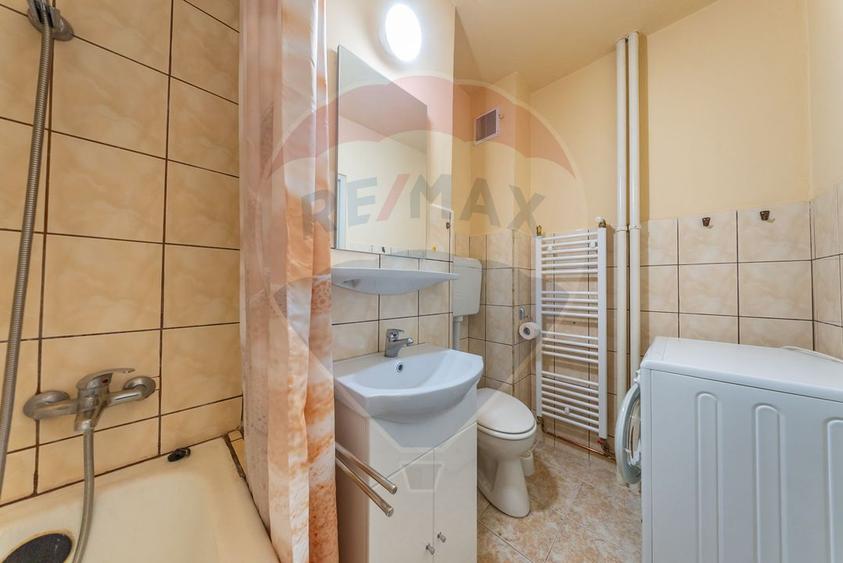 De închiriat apartament modern 2 camere central , centrală gaz .