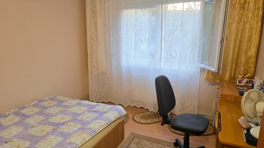 Vand apartament 3 camere semidecomandat in Deva, zona Micro 15, etaj 1, izolat
