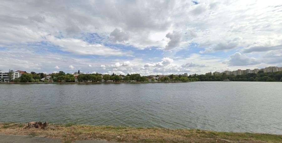 VAND TEREN INTRAVILAN 300 MP CU 2 DESCHIDERI LANGA LACUL TEI