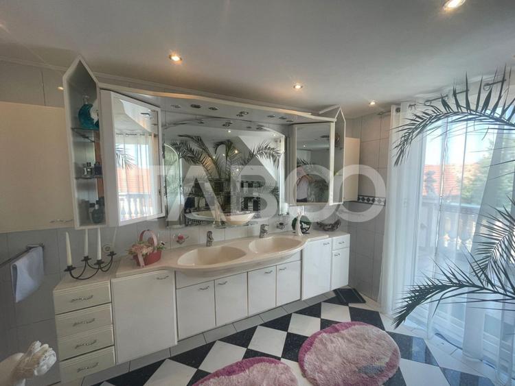 Casa deosebita de vanzare 453 mp utili si curte 528 mp in Avrig