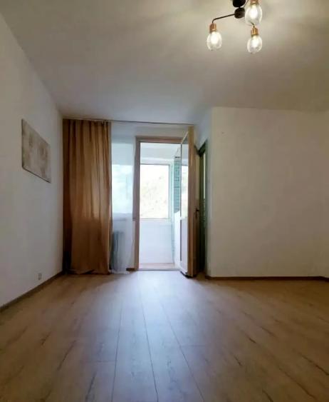 Garsoniera Metrou Titan, suprf. 30 mp, bloc reabilitat