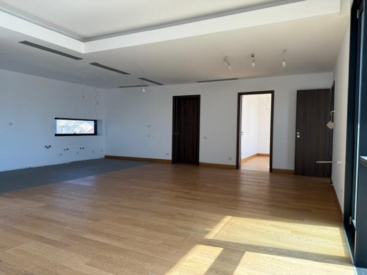 3 camere, 3 bai, 2 dormitoare Master - într-o clădire cu arhitectură deosebită