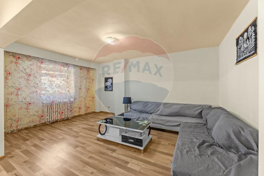 Apartament de vânzare cu 4 camere decomandat - Zona Intim