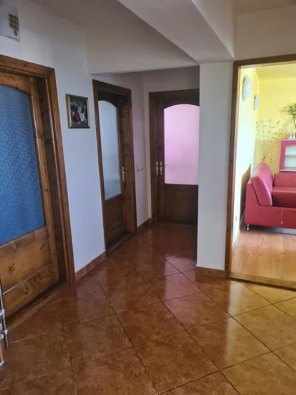 Închiriez apartament cu 3 camere, în zona Cantemir