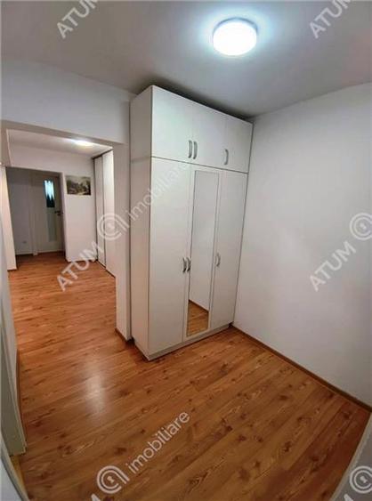 Apartament renovat cu 3 camere 2 bai si pivnita in Sibiu