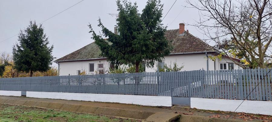 Spatiu pentru dispensar medical-veterinar si locuinta de serviciu cu teren mare