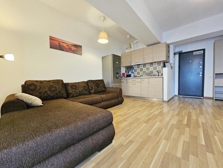 Apartament mare recompartimentat in doua spatii locative