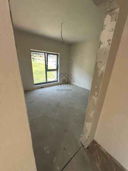 Duplex modern cu 3 dormitoare, pod circulabil și grădină amenajată în Florești