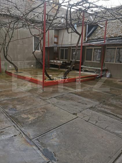 Casa de vanzare, 6 camere, 535 mp, zona Varias - 9