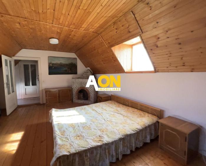 Casa de vanzare pretabila 2 familii, garaj, livada, comuna Pianu