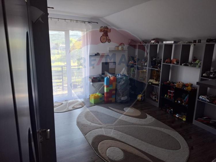 Casă / Vilă cu 4 camere de vânzare