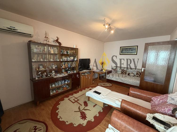 Apartament de vanzare 3 camere zona Podul Inalt