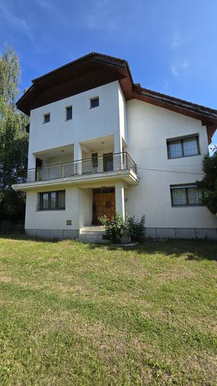 Vanzare vila P+1+M cu 5 camere, casa batraneasca , 2 garaje, teren 9249mp,