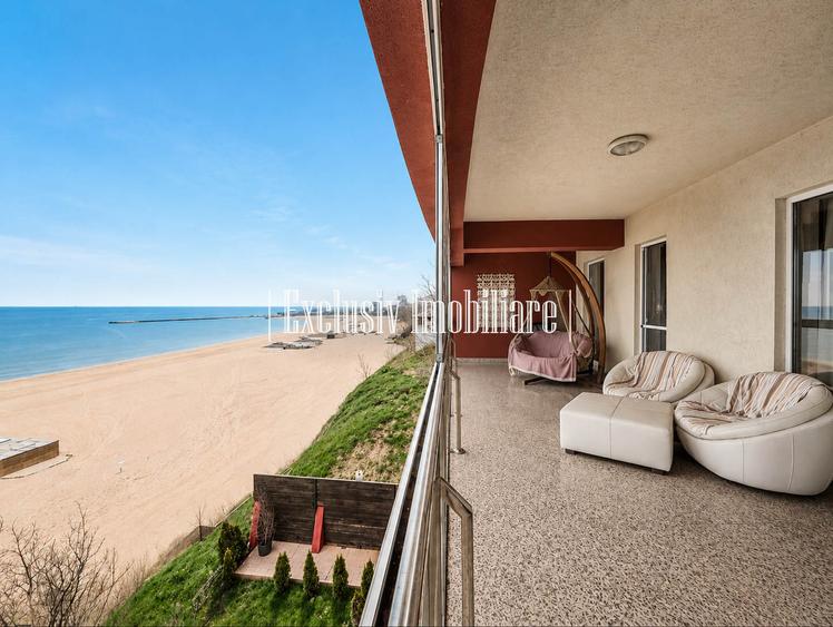 Vedere Frontala la Mare si Plaja la Picioare - Apartament cu Parcare Privata