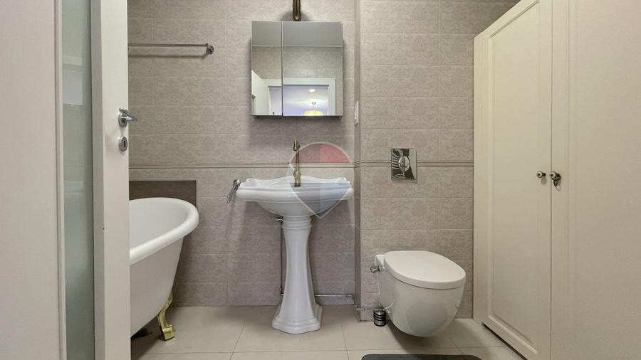 Apartament cu 3 camere de închiriat în zona Tractorul