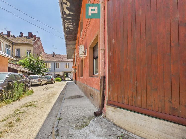 Apartament cu 2 camere și curte ultracentral