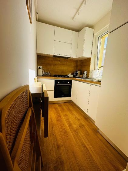 Studio premium de închiriat – renovat complet, mobilat și utilat lux, în Europe