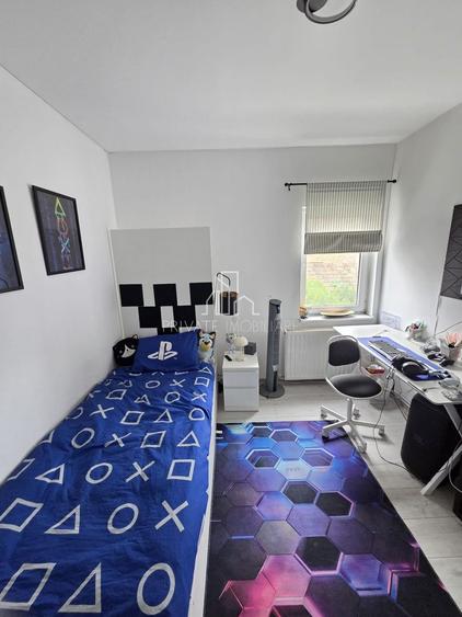 Casa renovata, 3 camere, 2 bai, Zona Centrală