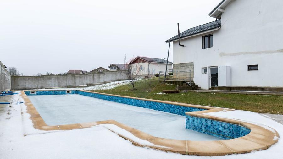 Vilă cu piscină –ideală pentru familie sau pensiune, Bacu-acces A1/A0