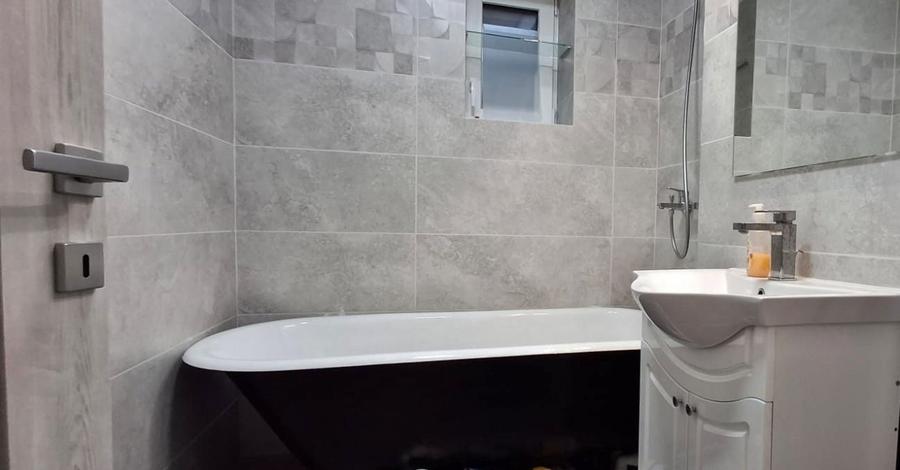 Apartament 2 camere , parter inalt , cu loc de parcare.