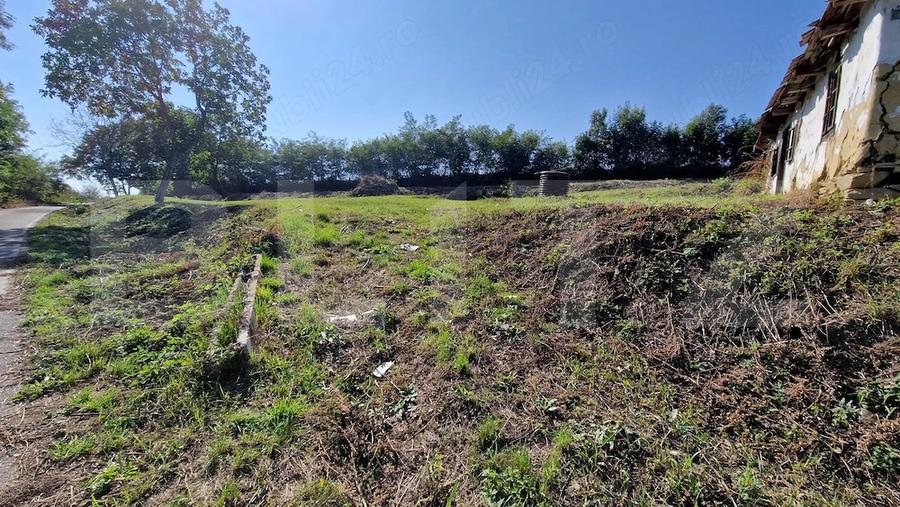 Casa demolabila, 33 mp, teren 1618 mp, zona Sandulesti