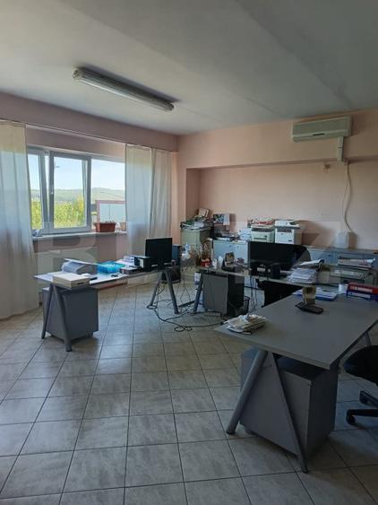 Hala de productie, spatii depozitare, parcare, cladire cu birouri, teren 14474mp