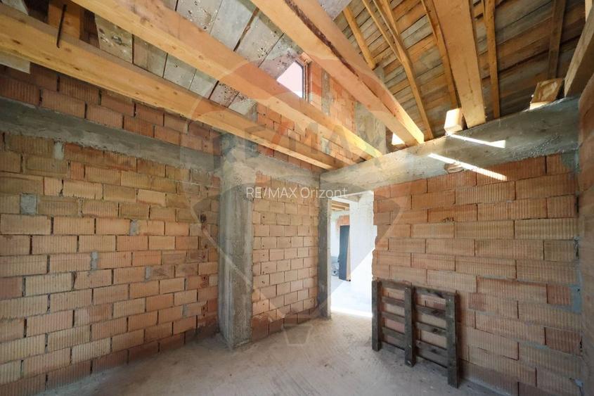 Duplex cu 2 apartamente - 6 camere, terase generoase și curte - 4