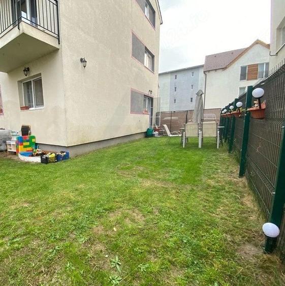 Apartament cu 3 camere 2 bai si curte individuala 74 mp în Șelimbăr