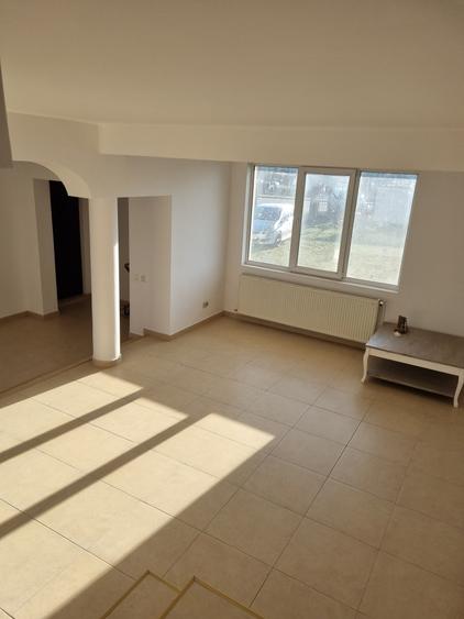 Proprietate generoasa- Casa cu 4 dormitoare si o curte mare