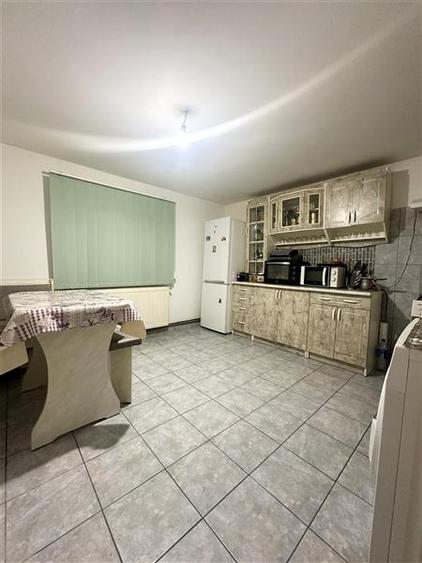 Casa cu Potential Multiplu, Pretabila Pentru Doua Familii sau Business, Chiar la