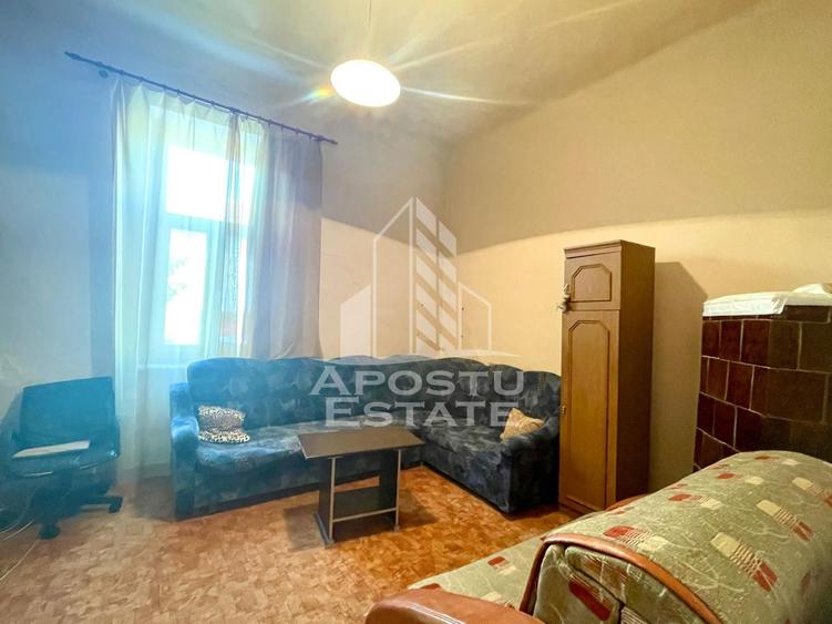 Apartament decomandat, 2 camere curte comuna - Zona Piata Sarbeasca