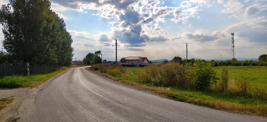Teren ingradit langa casa locuita la intrare in Teliu