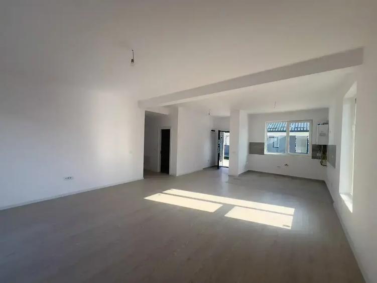 Casa De Vanzare 4 Camere | Finalizata | Curte Parcarea | Bariera