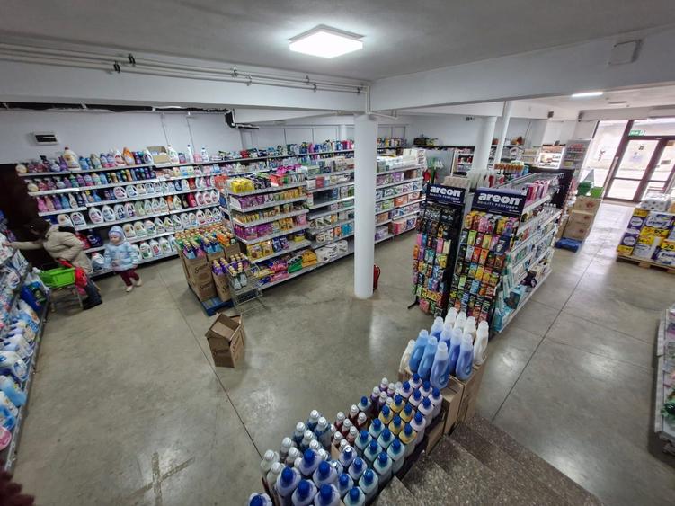 Imobil Multifuncțional – Spații Comerciale și Apartamente