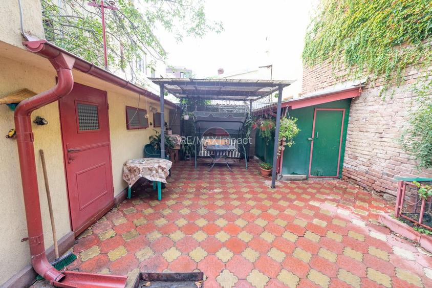 Casa de vanzare, 138 mpu, 244 teren, curte, garaj,  Cartierul Domenii - 1