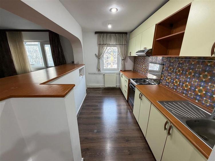 Apartament 3 camere, etaj 2, 75mp, zona Centrala , mobilat si utilat