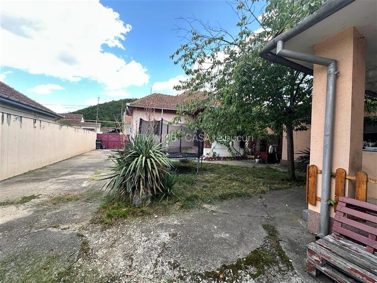 Bocsa Montana, 2 Case direct la Soseaua Principala, la pret de una - 33