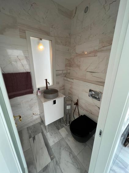 Penthouse mobilat lux , vedere frontală la mare