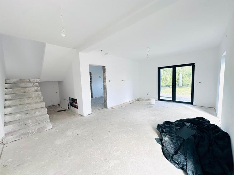 Duplex despartit prin camera tehnica- 4 camere si 3 bai - Urseni