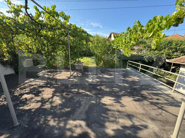 Casă spațioasă cu 6 camere, teren 700 mp, garaj și terasă
