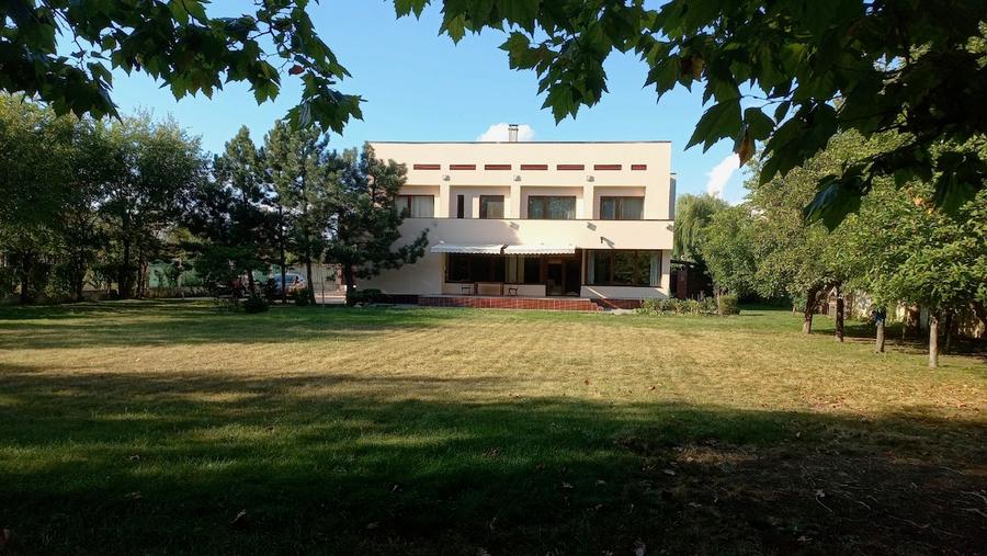 Elegant Individual Villa with Expansive 1,700 sq. m garden in Pipera