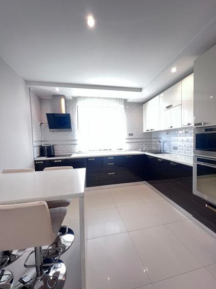 Vila Superba pentru 2 familii /9 Camere /Curte 721