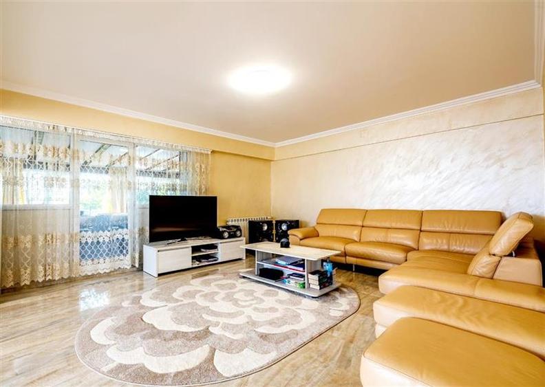 Vila luminoasa, curte individuala, priveliste panoramica spre munti, Harman, Bra