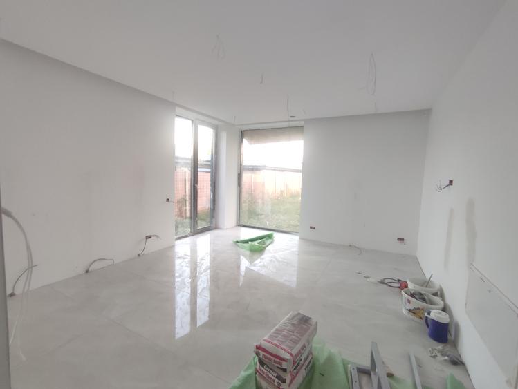 Proprietate exclusivistă cu ponton betonat, piscină interioară și ponorama