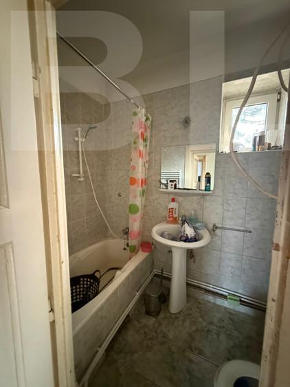 Casa de vanzare, cu 3 camere, doua bucatarii+teren in Simeria